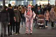 <p>Auch Horror-Clowns waren beim Zombie-Walk in Essen mit von der Partie. (Bild: AP Photo) </p>