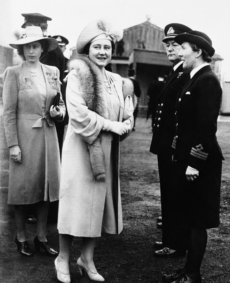 ARCHIVO - En esta foto de 1945, la reina Isabel y la princesa Isabel, a la izquierda, conversan con el director de Wren E. King en los astilleros en Belfast durante una visita a Irlanda del Norte cuando el rey Jorge inauguró el Nuevo Parlamento de Irlanda. (AP Foto/Archivo)
