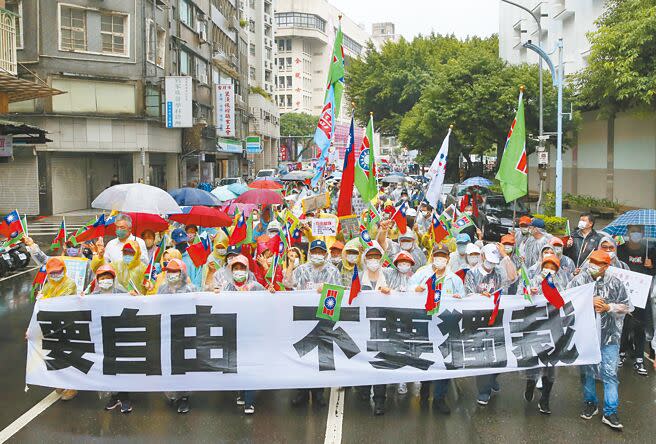 救國團30日在凱道舉辦「公義、自由、和平、救國」大遊行，遊行隊伍分三路繞行台北市區後進入凱道會師，要求公義，指控政府官逼民反。（陳君瑋攝）