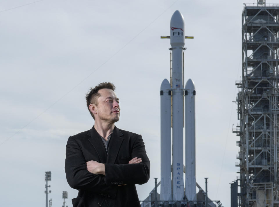 Elon Musk posa con el cohete SpaceX Falcon Heavy, en el Centro Espacial Kennedy de la NASA en Cabo Cañaveral, Florida, el 5 de febrero de 2018. (Todd Anderson/The New York Times)