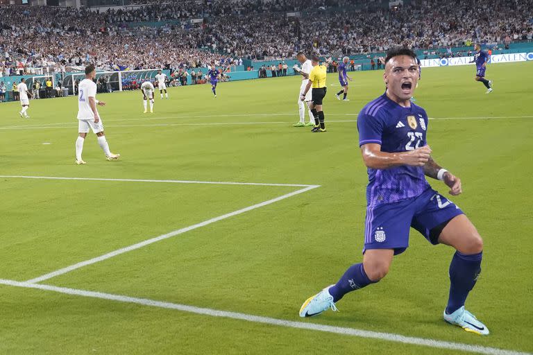 Lautaro Martínez, de la selección de Argentina, festeja su gol en un partido amistoso ante Honduras, el viernes 23 de septiembre de 2022, en Miami Gardens, Florida (AP Foto/Wilfredo Lee)