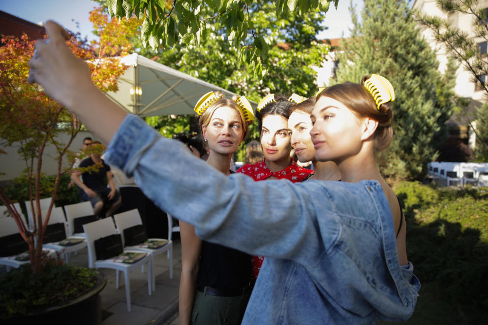 <p>Etwas Spaß ist bei der Arbeit auch erlaubt: Models posieren mit ihren Haarklammern auf dem Kopf für ein gemeinsames Selfie im Backstage-Bereich – kurz vor der Show von Designer Marcel Ostertag. (Bild: Andreas Rentz/Getty Images for Marcel Ostertag) </p>