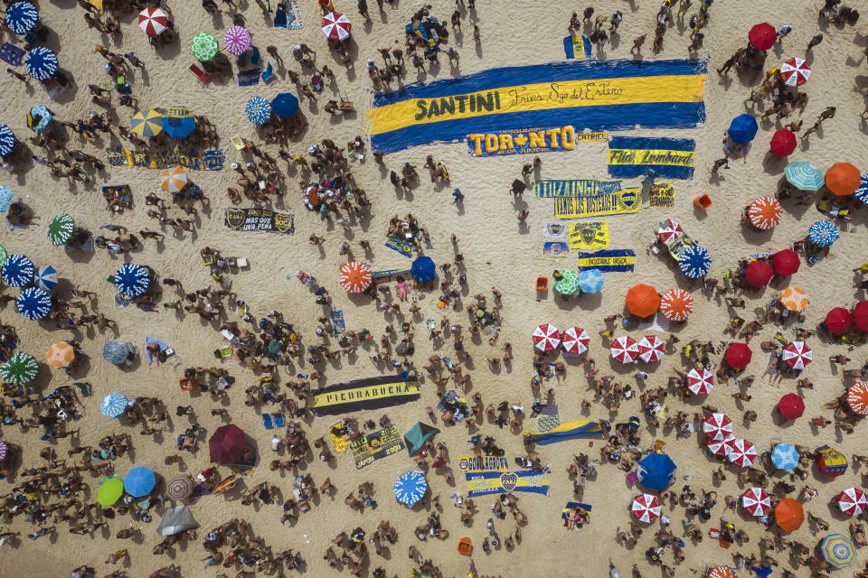 Hinchas del club argentino Boca Juniors se congregan en la playa de Copacabana un día antes de la final de la Copa Libertadores contra Fluminense, el 3 de noviembre de 2023. (AP Foto/Bruna Prado)