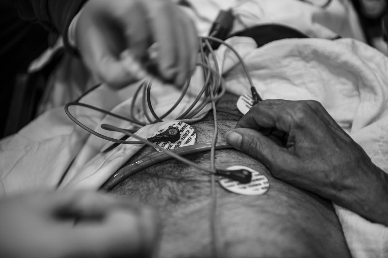 Un paramédico aplica un electrocardiograma a un paciente en una ambulancia en Yonkers, Nueva York, el 18 de abril de 2020. (Andrew Renneisen/The New York Times)