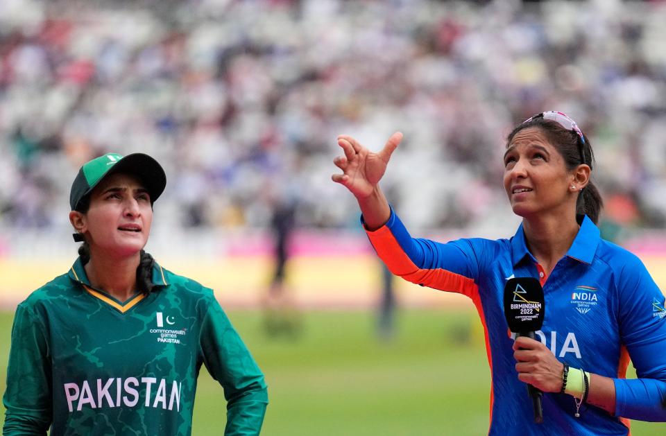 Pakistan's captain Bismah Maroof, left watches India's captain Harmanpreet Kaur toss the coin (AP)