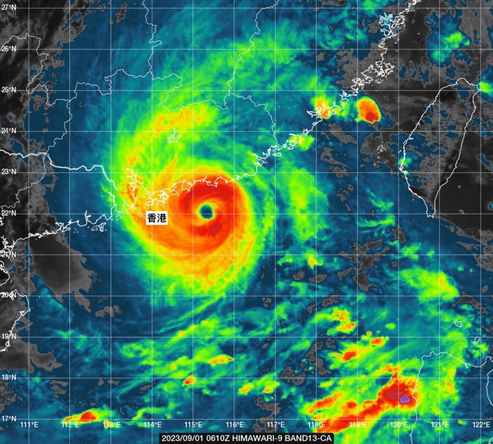 2023 年 9 月 1 日，香港時間下午 2 時 10 分，由向日葵九號（HIMAWARI-9）衛星攝錄的高色調雲圖。雲圖顯示蘇拉結構仍然良好，風眼相對龐大和渾圓。數據顯示，伴隨烈風的雨帶開始影響本港，而當時廣東汕尾最接近蘇拉的中心，汕尾錄得颶風。