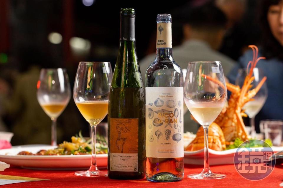 旭宣代理的「布蘭德酒莊阿爾薩斯格烏茲塔米娜白酒」果香迷人。（左，1,250元／瓶）；莎祿的「海洋之星白酒」清新的芭樂、葡萄柚味超適合冷盤。（右，650元／瓶）