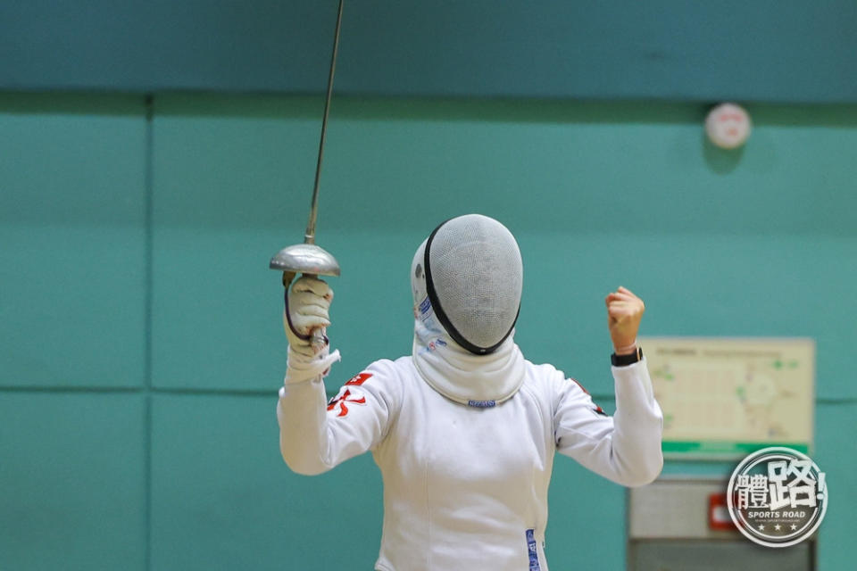 Chen Weiling cheered after winning the championship