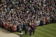 ARCHIVO - En esta foto del 19 de junio de 2011, la reina Isabel II de Inglaterra, abajo en el centro, y el príncipe Felipe, a su lado a la izquierda, frente a una multitud de invitados durante la fiesta anual de verano en el jardín del Palacio de Buckingham, en Londres. (AP Foto/Matt Dunham, Pool, Archivo)