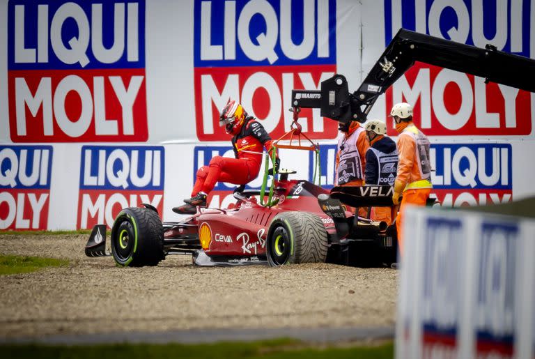 IMOLA - Carlos Sainz (55) con el Ferrari se retira durante el Gran Premio de F1 de Emilia Romagna en el Autódromo Enzo e Dino Ferrari el 24 de abril de 2022 en Imola, Italia. REMKO DE WAAL (Foto de ANP vía Getty Images)