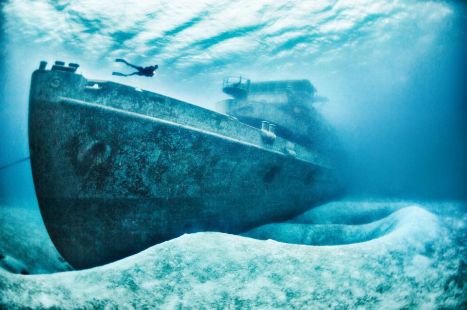 15 Mesmerizing Photos of Underwater Shipwrecks