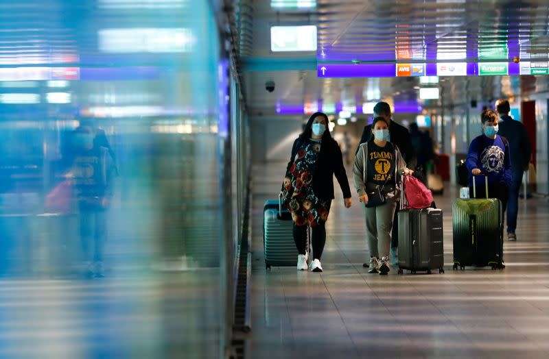 IMAGEN DE ARCHIVO. Pasajeros caminan por una terminal del Aeropuerto de Fráncfort, Alemania