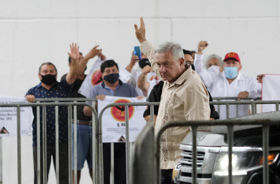 El presidente mexicano Andrés Manuel López Obrador saluda a sus simpatizantes en Lázaro Cárdenas, Quintana Roo, México, el lunes 1 de junio de 2020. (AP Foto/Victor Ruiz)