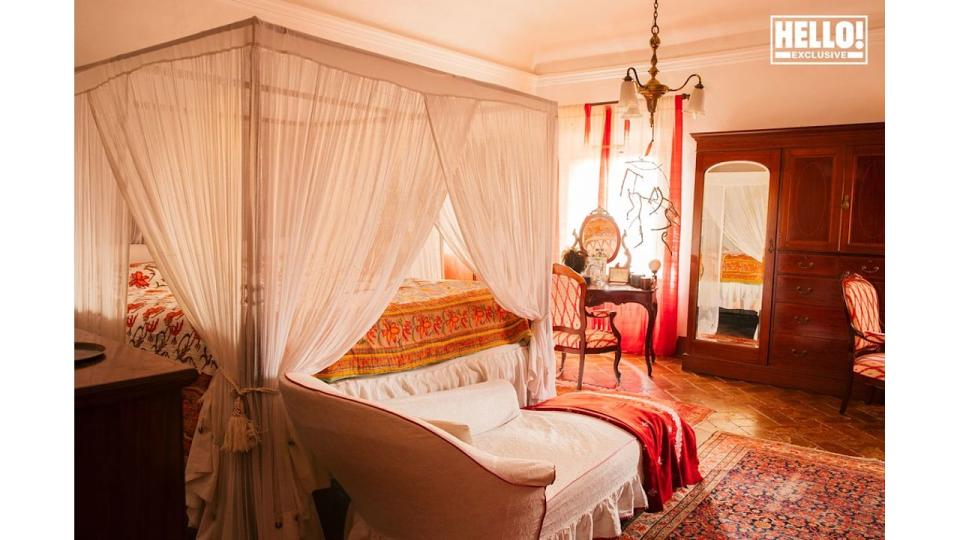  Castello Sonnino bedroom with four poster bed