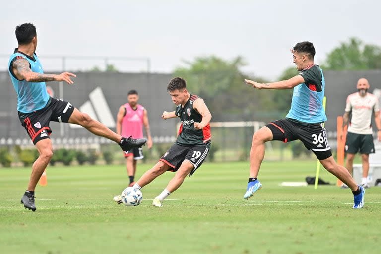 Claudio Echeverri  en un entrenamiento de River