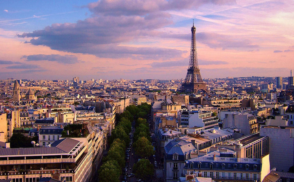 凱旋門景觀 (Photo by Moyan Brenn from Italy, License: CC BY 2.0, 圖片來源commons.wikimedia.org/wiki/File:Eiffel_Tower_from_Arc_de_Triomphe_de_l%27Étoile,_September_2007.jpg)