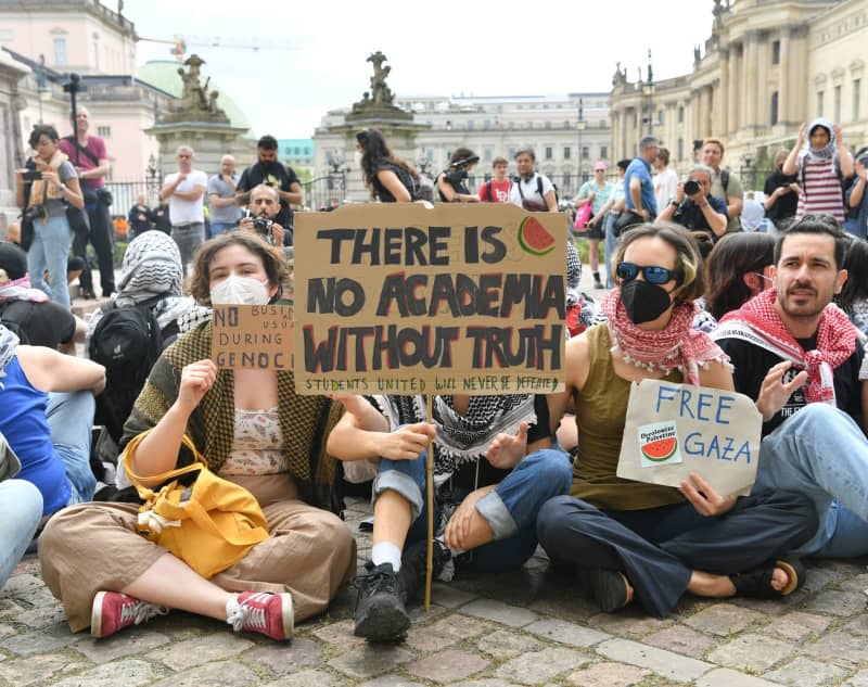 People protest against the war in the Gaza Strip on the grounds of Humboldt University Berlin. Paul Zinken/dpa