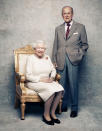 <p>Königin Elizabeth und Prinz Philip veröffentlichten dieses Foto anlässlich ihres 70. Hochzeitstages. Am 20. November 1947 heiratete die damals 21-jährige Elizabeth den 26-jährigen Philip in der Westminster Abbey in London. (Bild: Matt Holyoak/Camera Press via AP Photo) </p>