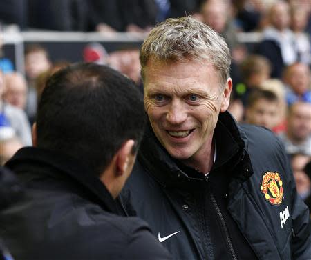 Everton manager Roberto Martínez (L) shakes hands with Manchester United manager David Moyes before their English Premier League soccer match at Goodison Park in Liverpool, northern England, April 20, 2014. REUTERS/Darren Staples