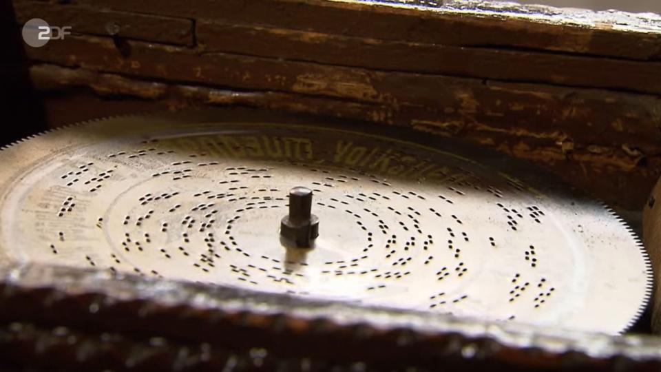 "Das hat irgendjemand selber gebaut", überlegte Lichter. Denn im Dom versteckte sich eine Spieluhr von Symphonion, inklusive neun verschiedener Platten. Sowas gab es nur einmal auf der Welt! (Bild: ZDF)