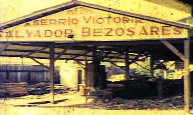 Frente del aserradero de Salvador Bezos, abuelo de Jeff, en Santiago de Cuba