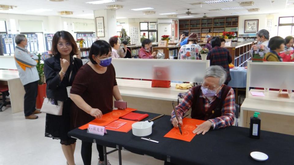 忠孝國中圖書館邀請校友台南大學蘇友泉教授等書法大師，在館慶活動上現場揮毫。（記者施春瑛攝）