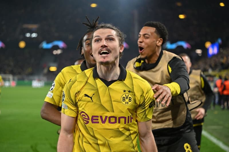 Dortmund's Marcel Sabitzer (C) celebrates scoring his side's fourth goal during the UEFA Champions League quarter-finals, second leg soccer match between Borussia Dortmund and Atletico Madrid at Signal Iduna Park. Bernd Thissen/dpa