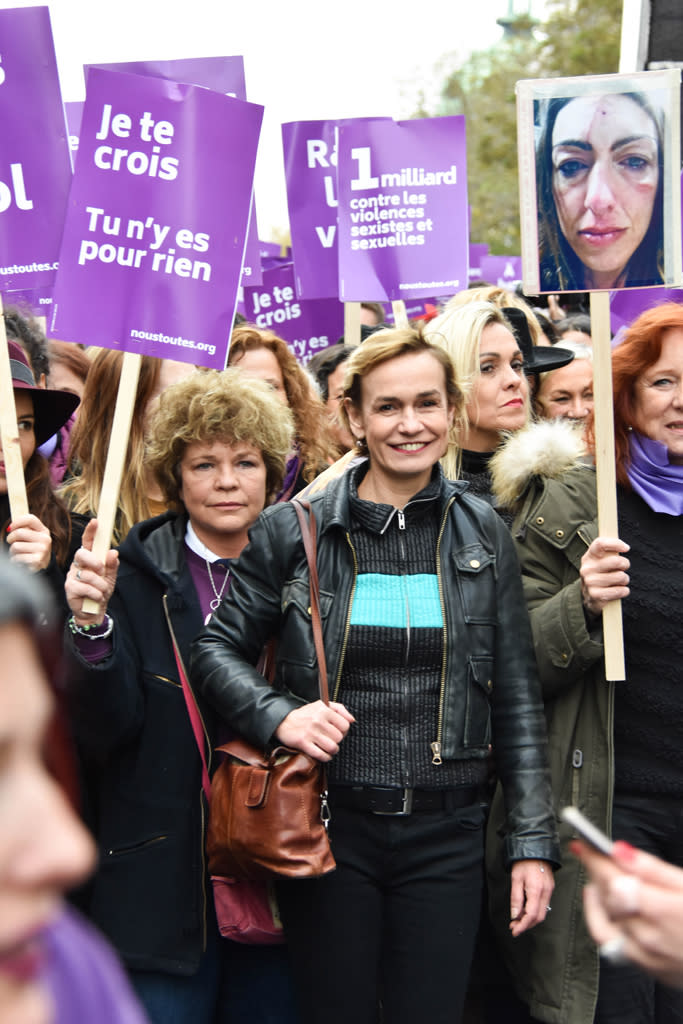 <p>« C’est important d’être là pour soutenir… j’ai plus envie de dire l’humanité que les hommes ou les femmes. Pour dire "arrêtons de se taper dessus" : je pense qu’il y a d’autres moyens de communiquer que la violence. Dans les statistiques, il y a évidemment plus de femmes battues mais je trouve que le message c’est surtout "soyons ensemble" ! Et puis, je suis là aussi car cela m’est arrivé il y a vingt ans. Et parce que j’ai assisté au procès de ma nièce il y a trois semaines, qui a subi les mêmes violences. Il faut voir le comportement de cet homme qui est exactement comme celui que j’avais en face de moi il y a vingt ans, des gens qui sont dans le déni. J’ai eu affaire à un procureur absolument formidable, ce qui a également été le cas de ma nièce, mais je trouve que la peine n’est parfois pas assez forte. Je pense qu’il faut passer par la justice car c’est une humiliation pour cet homme d’être jugé et d’être montré comme agresseur. Par contre, il faut que la justice soit plus dure dans certains cas. Après, est-ce que c’est la prison qui fait réparation ? Je ne sais pas mais hier, je regardais une émission, où une femme s’est fait battre pendant six ans et le type a pris 3 mois de sursis et 900 euros d’amende : ça ne suffit pas pour six ans de traumatismes ! » </p><br>