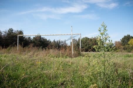 Terrain de football contaminé à l\'arsenic et abandonné après les crues d\'octobre 2018 à Villalier. Aude octobre 2019.