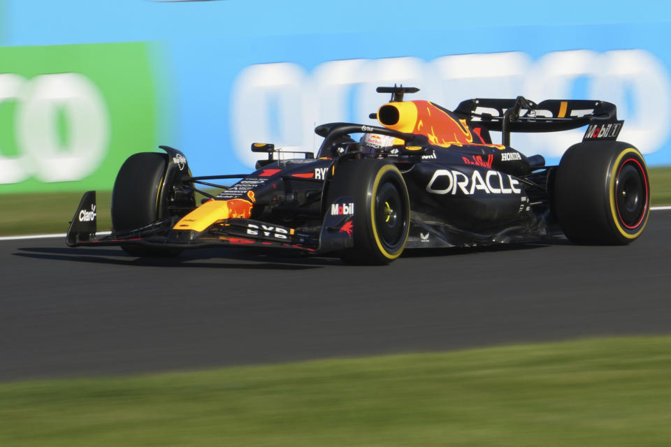 El piloto holandés de Red Bull Max Verstappen maneja durante el Gran Premio de Fórmula 1 de Japón, en el Circuito de Suzuka, en el centro de Japón, el domingo 24 de septiembre de 2023. (AP Foto/Toru Hanai)