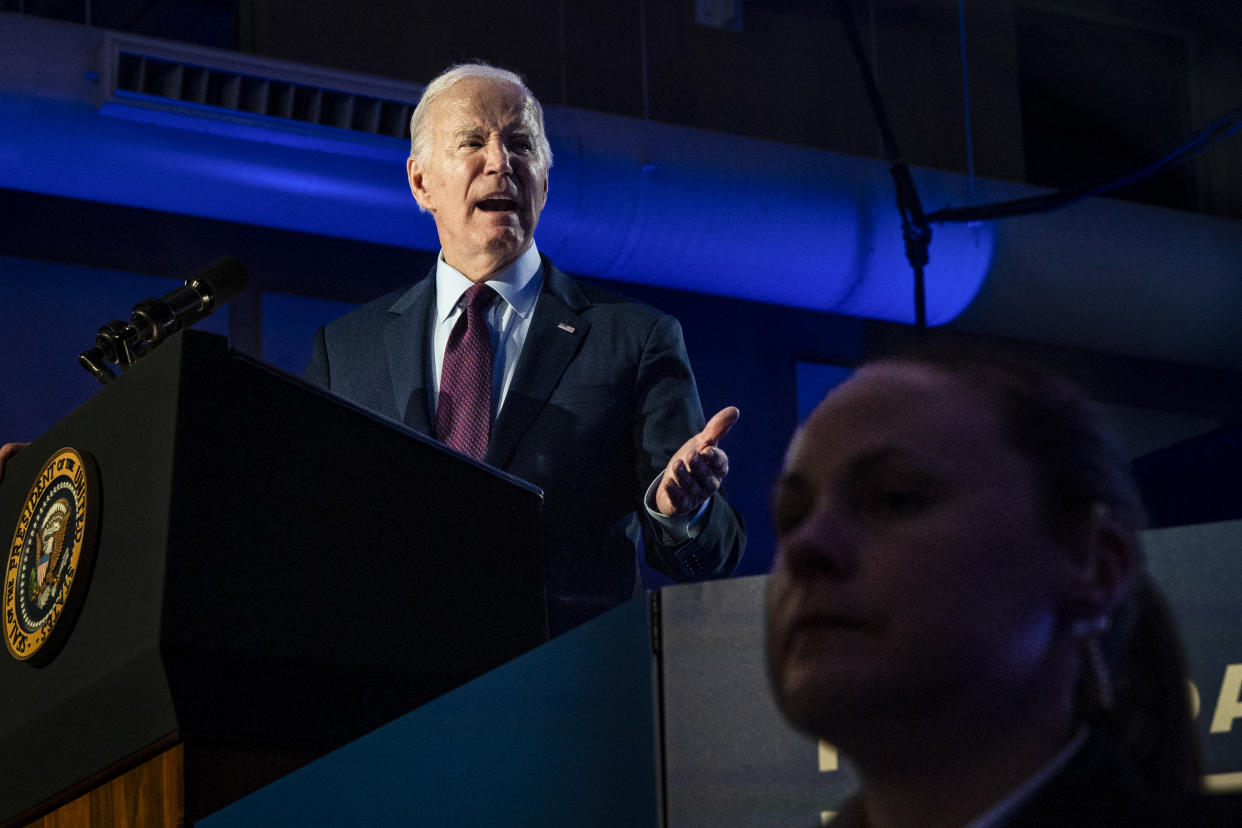 El presidente Joe Biden se dirige al público durante un evento de campaña en el Pearson Community Center en Las Vegas, el domingo 4 de febrero de 2024. (Haiyun Jiang/The New York Times)