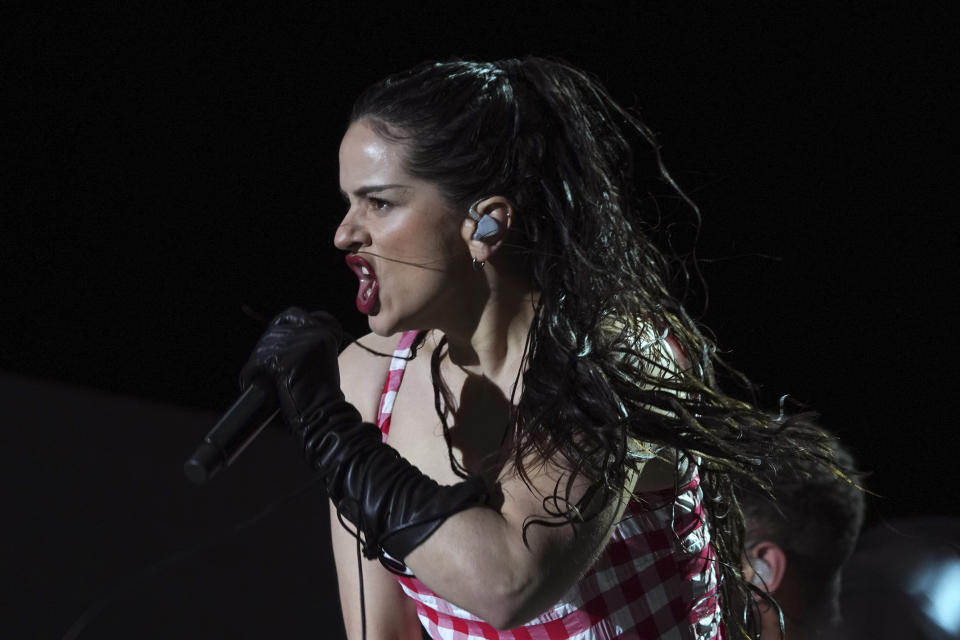 La cantante española Rosalía durante su presentación en el festival Axe Ceremonia en el parque Bicentenario en la Ciudad de México el domingo 2 de abril de 2023. (Foto AP/Marco Ugarte)