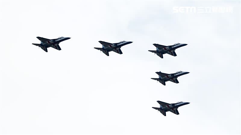 雙十國慶國軍展開空中全兵力預演，五架勇應高教機快速橫越總統府。（圖/記者邱榮吉攝影）