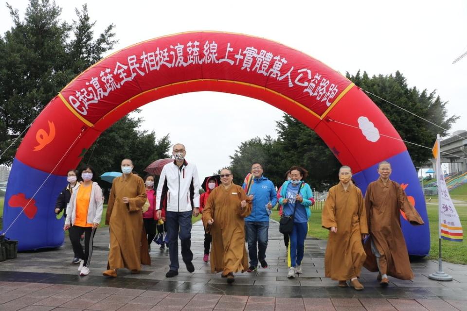 《圖說》佛光會三重禪淨中心在新北大都會公園，舉辦「復蔬公益萬人路跑VEGRUN」活動，每位參加者至少跑3公里，左一為社會局副局長許秀能。〈社會局提供〉