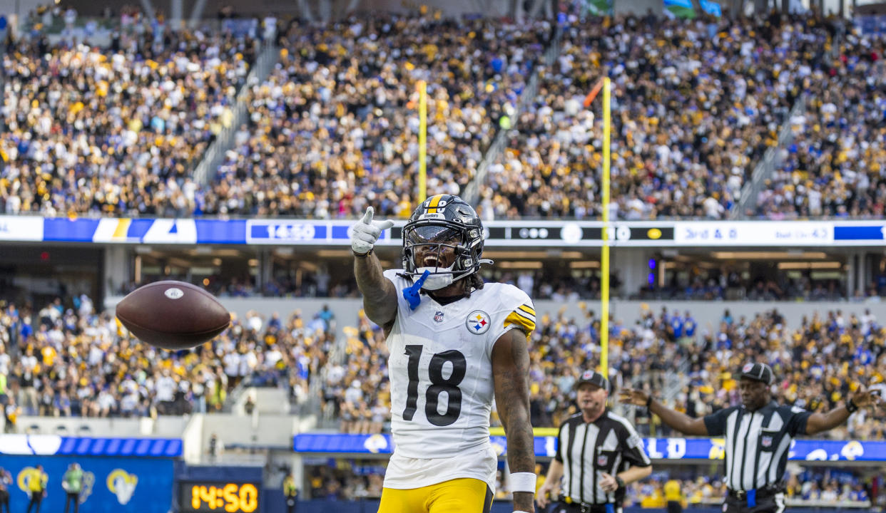 Diontae Johnson rallies with a large Steelers fans crowd