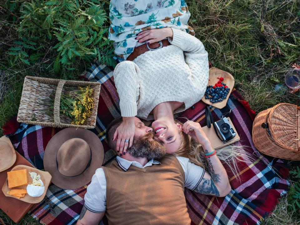 couple fall picnic