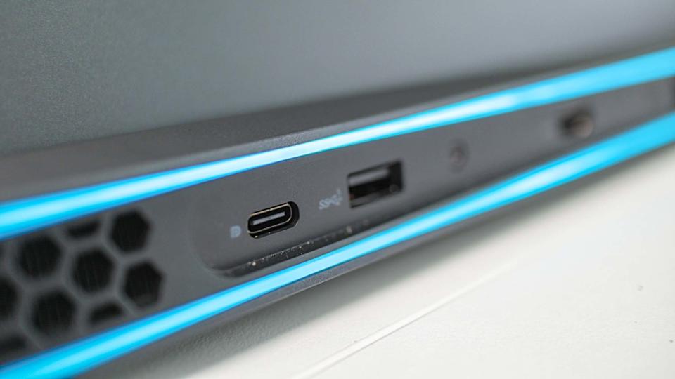 Alienware m17 R5 ports