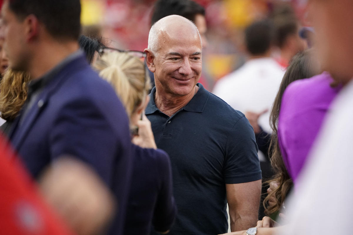 #Jeff Bezos reportedly interested in bidding on Washington Commanders [Video]