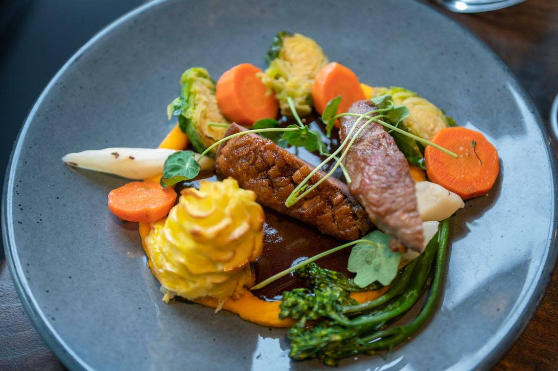 Affäre’s Gebratene Etenburst, that’s German for roasted duck, features a lacquered Pekin duck breast, gingerbread-citrus glaze, orange-peppercorn sauce, sweet carrot purée, vegetables and duchesse potatoes.