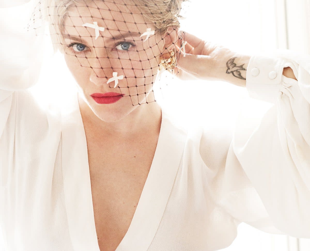 Nice day for a white wedding: Sienna Miller, British Vogue, London, England, 2015 (Mario Testino)