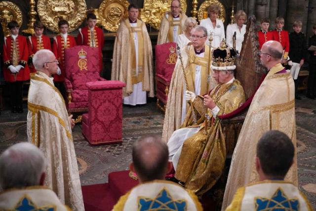 El rey Carlos III con todos sus atributos, frente al arzobispo de Canterbury