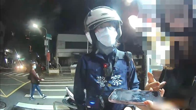 警方跟黃女了解情形。（圖／翻攝畫面）