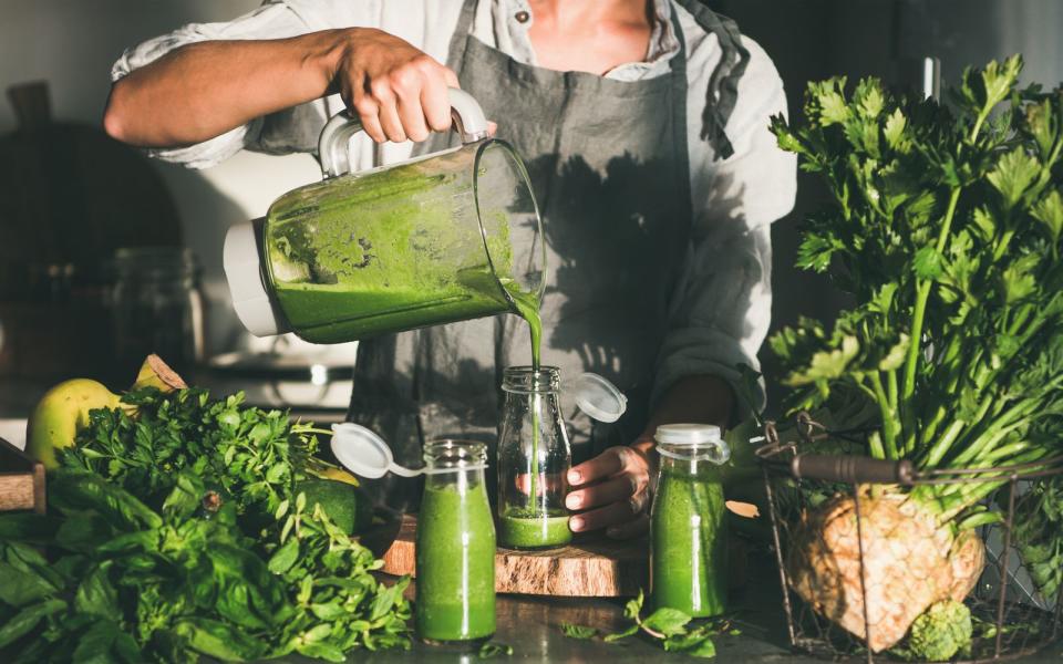 Natürlich ist es praktisch, sämtliche Gemüsesorten zu pürieren und so die verrücktesten Smoothie-Variationen auszuprobieren. Doch nicht alles, was man pürieren kann, sollte man auch roh essen. Bei einigen Gemüsesorten könnte das sogar schädlich für den Körper sein. (Bild: iStock / Foxys_forest_manufacture)