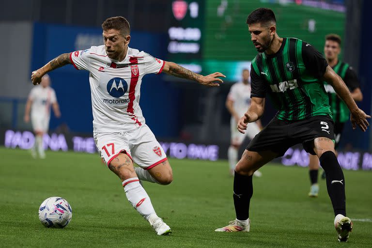 "Papu" Gómez controla la pelota en sus primeros minutos en Monza, durante la victoria frente a Sassuolo - Créditos: @Ciancaphoto Studio