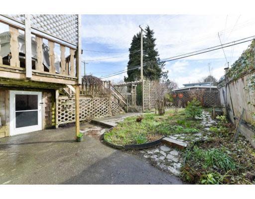 <p><span>525- Fraser St., Vancouver, B.C.</span><br>The backyard has been thoughtfully landscaped and cared for by an avid gardener through the years.<br>(Photo: Zoocasa) </p>