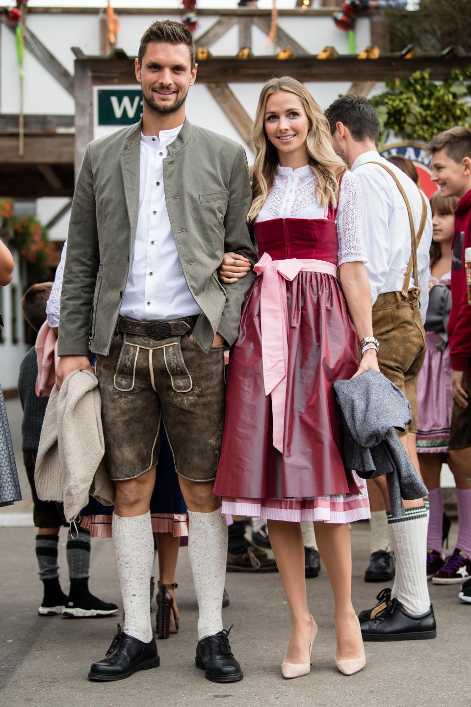 Daran kann sich Manuel Neuer ein Beispiel nehmen! Er schick in Lederhosen (mit Haferlschuhen!), sie im schönen bordeauxfarbenen Dirndl mit weißer Spitzenbluse: Sven Ulreich und seine Frau Lisa Ulreich zeigen, wie es richtig geht. (Bild: Getty Images)