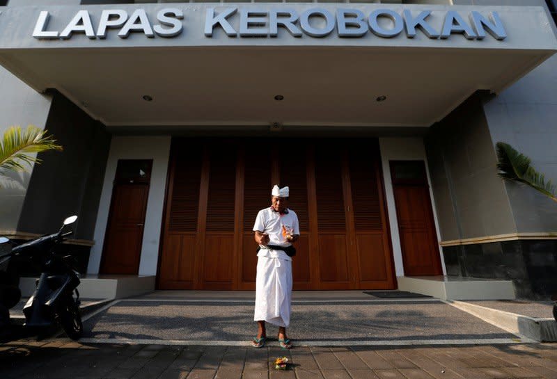 FILE PHOTO: A prisoner prays in front of Kerobokan prison in Denpasar, on the Indonesian island of Bali, Indonesia March 1, 2015. REUTERS/Beawiharta/File Photo
