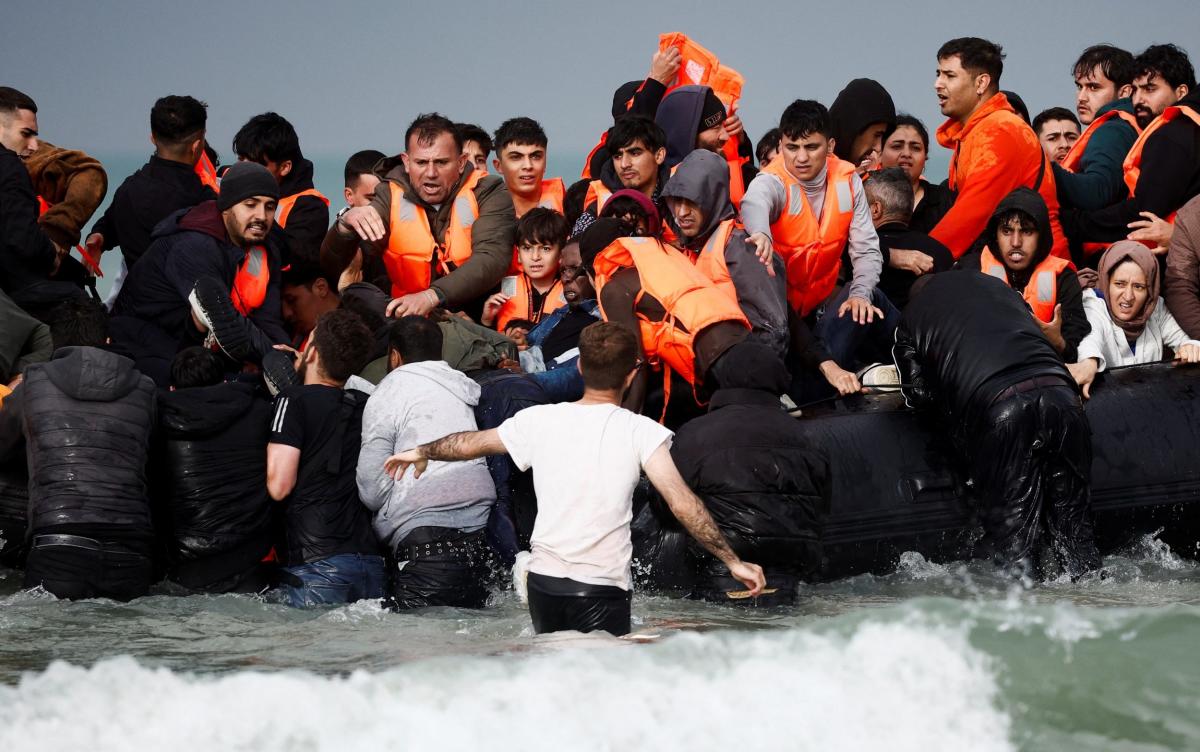 Eight migrants die in Channel crossing attempt