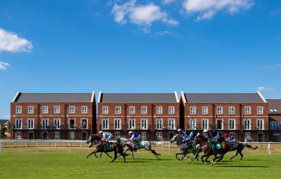 Copyright Mike Sewell 2022
7th July 2022.
David Wilson Homes open evening at 'The Chase' development on Newbury Racecourse.

(Commissiond by Alex Burke - Unsworth Sugden)