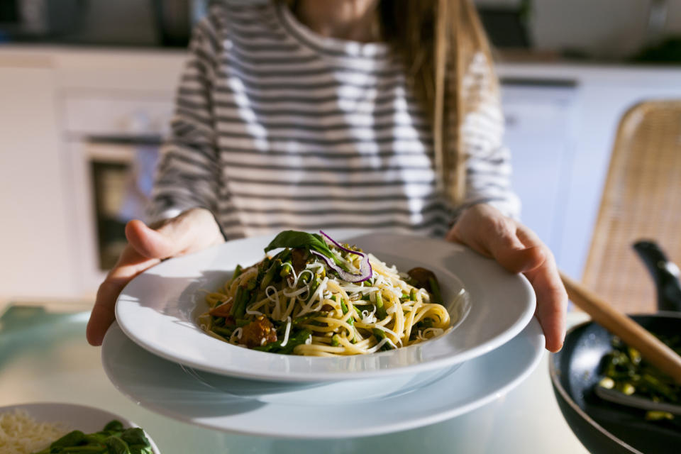 Auch Pasta sollte zur Aufbewahrung immer in den Kühlschrank wandern. (Bild: Getty Images)